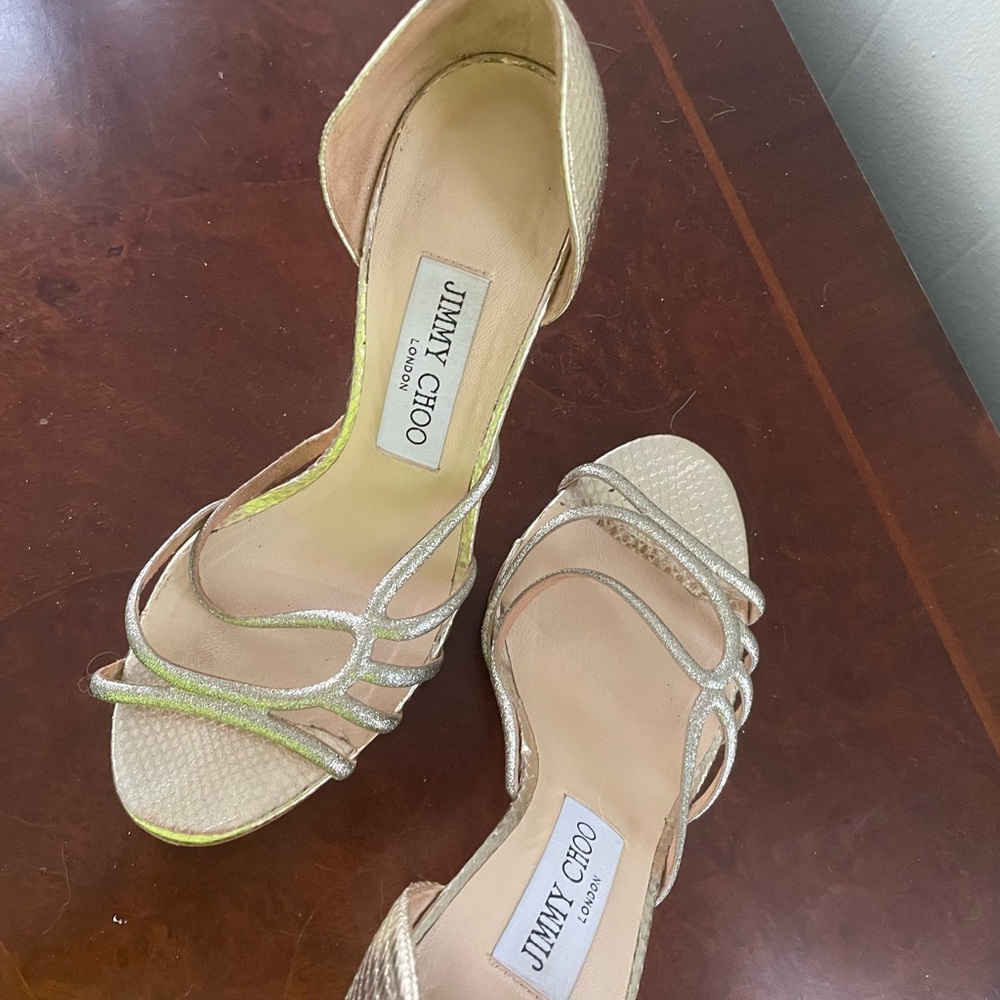Beautiful Jimmy Choes
Size 6 1/2
Great condition